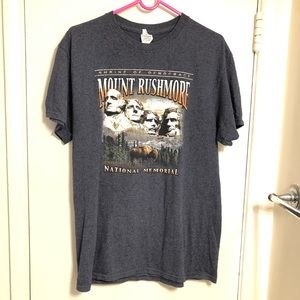 MOUNT RUSHMORE GRAPHIC TEE SOFT GREY USA WASHINGTON AMERICA UNISEX SIZE M